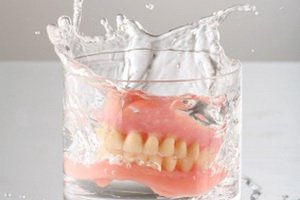 روش تمیز کردن دندان های مصنوعی